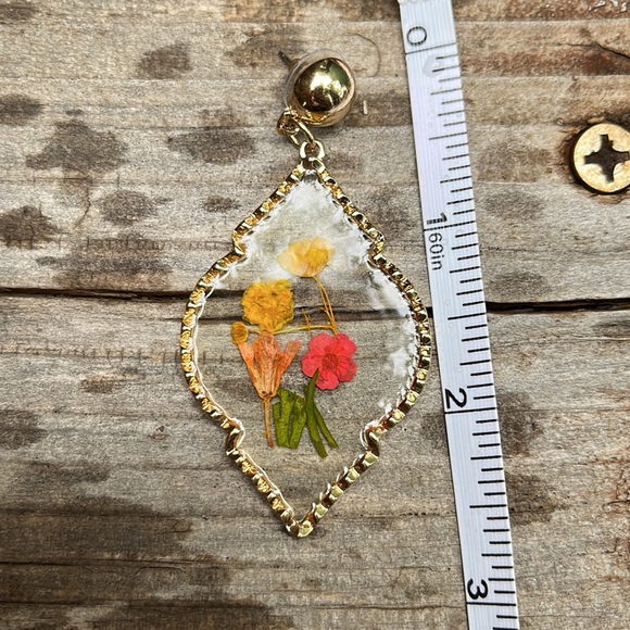 Handmade Real Pressed Dried Flower Botanical Resin
Earrings - Picture 12 of 14